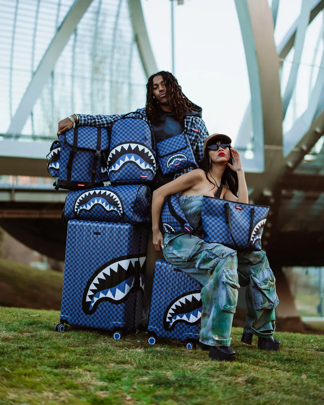 MIDNIGHT MAGIC SHARKS IN PARIS HARD SHELL FULL-SIZE LUGGAGE - Image 2