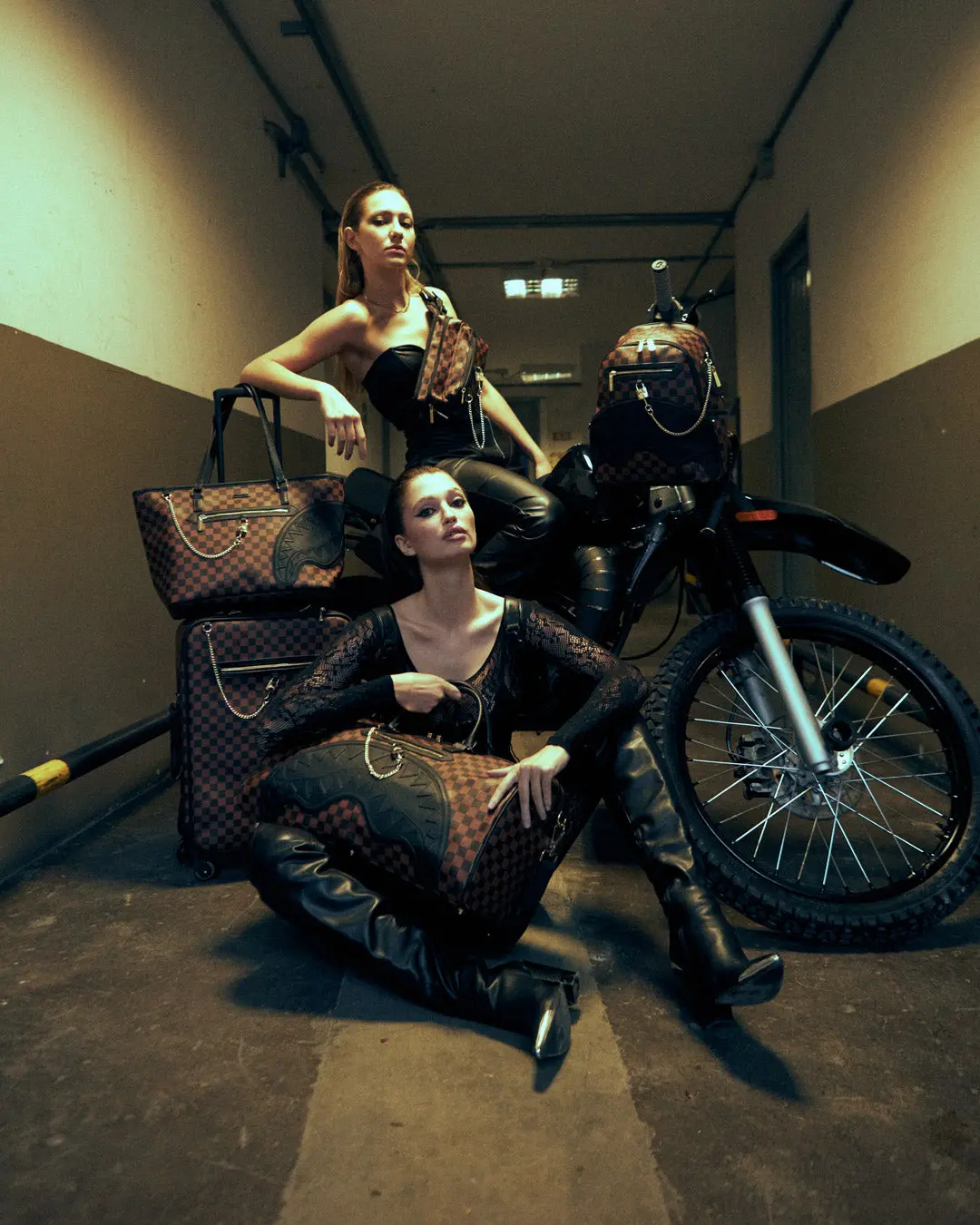 HENNY LOCK SHARKS IN PARIS CARGO CROSSBODY - Image 10